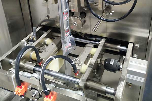 調味醬立式午夜视频免费看的封口機構