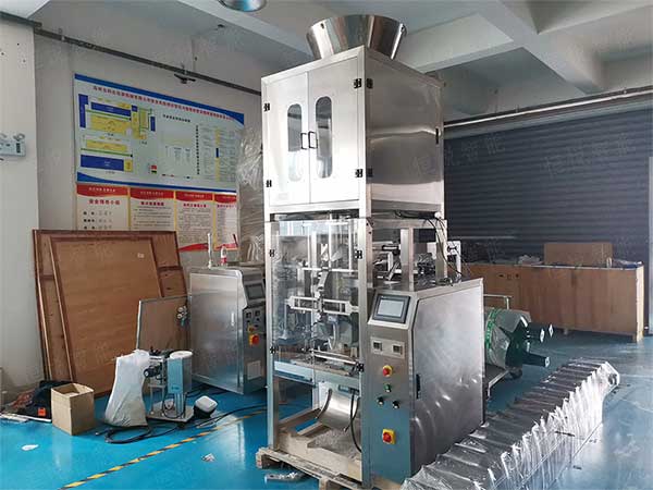 全套粉體自動午夜视频免费看流水線由螺杆計量機、真空上料機、成品輸送機組成