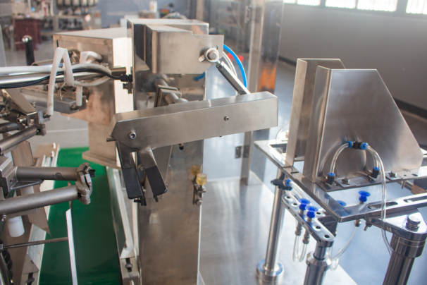 給袋機自動午夜视频免费看是用各種熱封性的多層複合膜