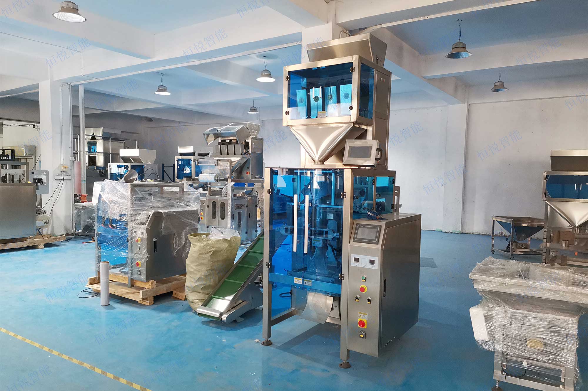 全自動顆粒稱重午夜视频免费看械設備是一種機械給料裝置與傳感器稱重裝置結合的一種定量裝袋機械